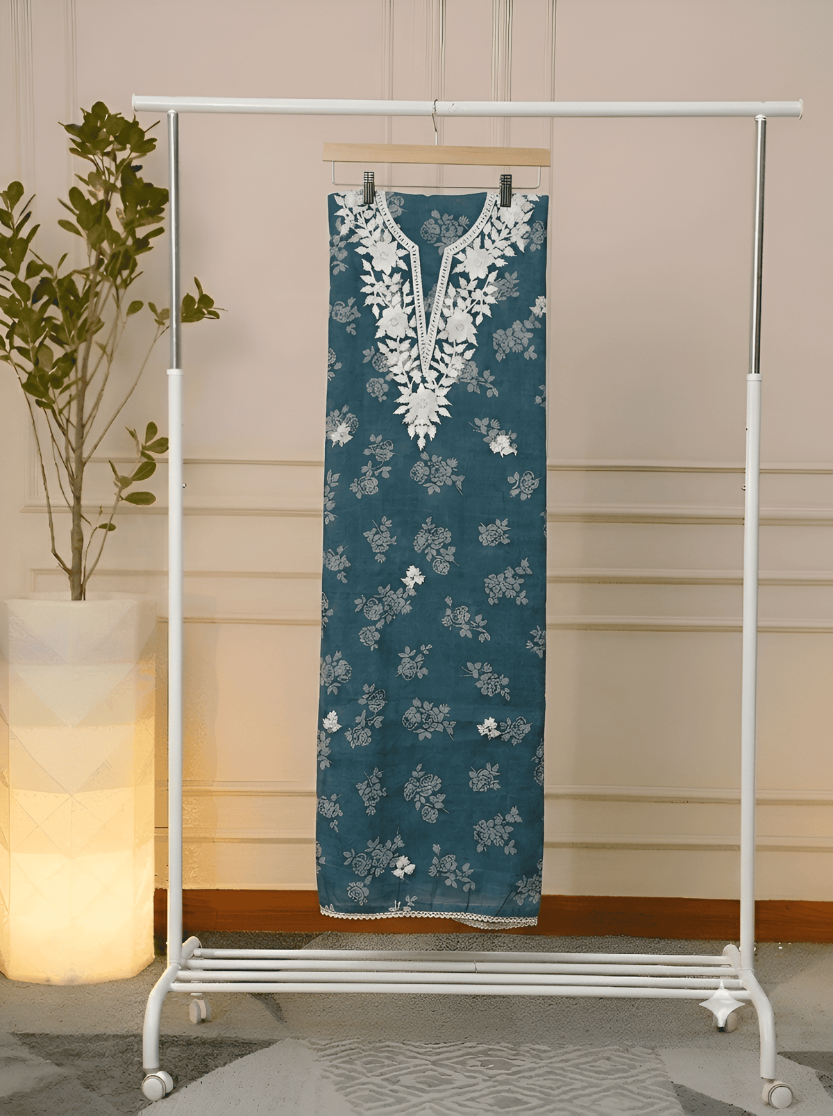 floral  Thread Embroidered Floral Neckline Close-up – Jiashaanti
